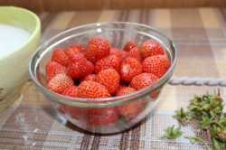 название картинки Дрожжевые пирожки с ягодами в духовке