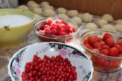 название картинки Дрожжевые пирожки с ягодами в духовке