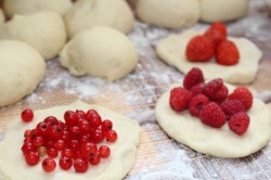 название картинки Дрожжевые пирожки с ягодами в духовке