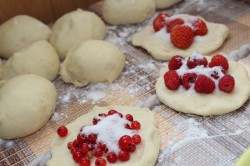 название картинки Дрожжевые пирожки с ягодами в духовке