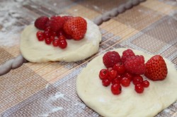 название картинки Дрожжевые пирожки с ягодами в духовке