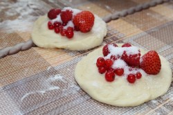 название картинки Дрожжевые пирожки с ягодами в духовке