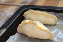 название картинки Дрожжевые пирожки с ягодами в духовке