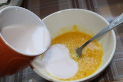 название картинки Дрожжевые пирожки с ягодами в духовке