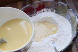 название картинки Дрожжевые пирожки с ягодами в духовке