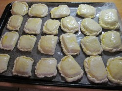 Слоеные пирожки с ветчиной и сыром - шаг 11