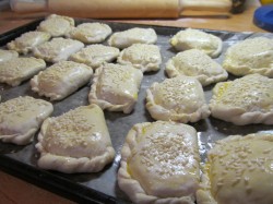 Слоеные пирожки с ветчиной и сыром - шаг 12