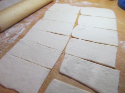 Слоеные пирожки с ветчиной и сыром - шаг 5