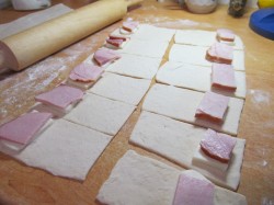 Слоеные пирожки с ветчиной и сыром - шаг 6