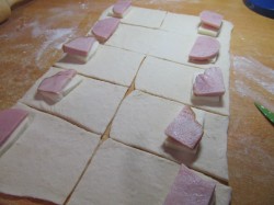 Слоеные пирожки с ветчиной и сыром - шаг 8