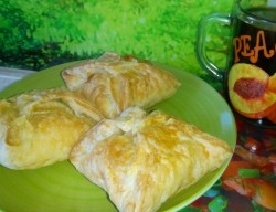 Пирожки слоеные конвертики с творогом - шаг 8