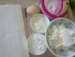 Пирожки слоеные конвертики с творогом - шаг 1