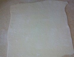 Пирожки слоеные конвертики с творогом - шаг 3