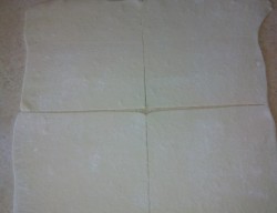 Пирожки слоеные конвертики с творогом - шаг 4