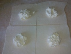 Пирожки слоеные конвертики с творогом - шаг 5