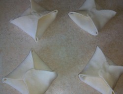 Пирожки слоеные конвертики с творогом - шаг 6