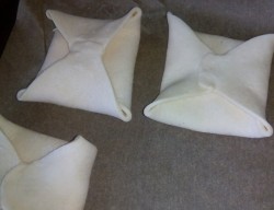 Пирожки слоеные конвертики с творогом - шаг 7