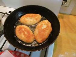 Дрожжевые пирожки в хлебопечке с картошкой несладкие - шаг 16