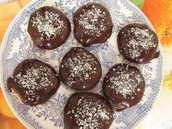 Пирожное Буше глазированные с малиново-ореховым кремом