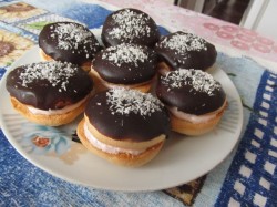 Пирожное Буше глазированные с малиново-ореховым кремом