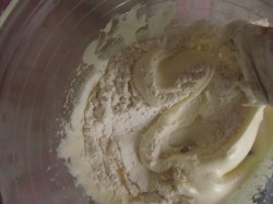 Пирожное Буше глазированные с малиново-ореховым кремом