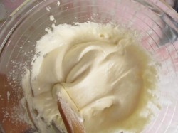 Пирожное Буше глазированные с малиново-ореховым кремом