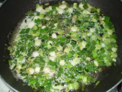 название картинки Пирожки с яйцом и зеленым луком на сковороде