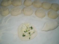 название картинки Пирожки с яйцом и зеленым луком на сковороде