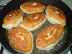 название картинки Пирожки с яйцом и зеленым луком на сковороде