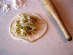 название картинки Пирожки из дрожжевого теста с капустой в духовке