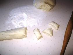 название картинки Пирожки из дрожжевого теста с капустой в духовке