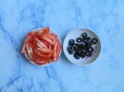 Домашняя пицца в духовке с колбасой