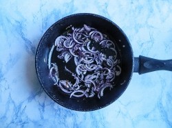 Домашняя пицца в духовке с колбасой