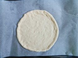 Домашняя пицца в духовке с колбасой