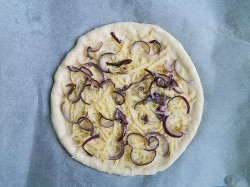 Домашняя пицца в духовке с колбасой