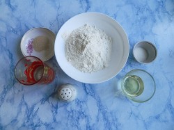 Домашняя пицца в духовке с колбасой