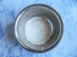 Домашняя пицца в духовке с колбасой