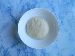 Домашняя пицца в духовке с колбасой