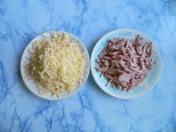 Домашняя пицца в духовке с колбасой