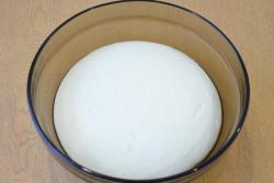 Классическая пицца Маргарита с моцареллой - шаг 10