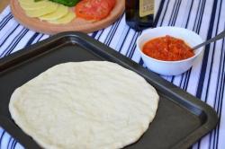 Классическая пицца Маргарита с моцареллой - шаг 11