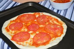 Классическая пицца Маргарита с моцареллой - шаг 12