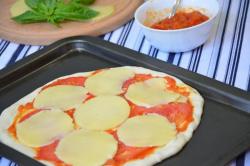 Классическая пицца Маргарита с моцареллой - шаг 13