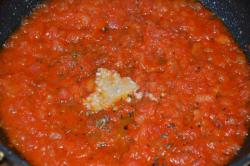 Классическая пицца Маргарита с моцареллой - шаг 8