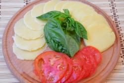 Классическая пицца Маргарита с моцареллой - шаг 9