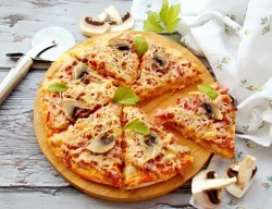 Пицца с колбасой грибами и сыром