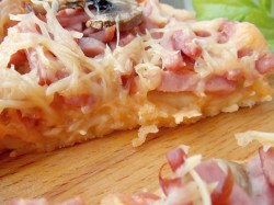 Пицца с колбасой грибами и сыром