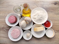 Пицца с колбасой грибами и сыром