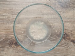 Пицца с колбасой грибами и сыром