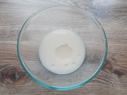 Пицца с колбасой грибами и сыром